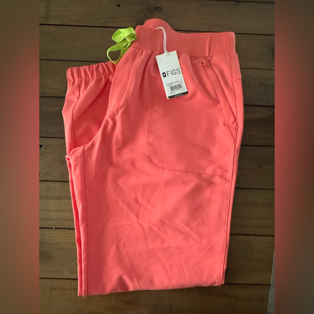 Figs Scrub pants in Hot Coral